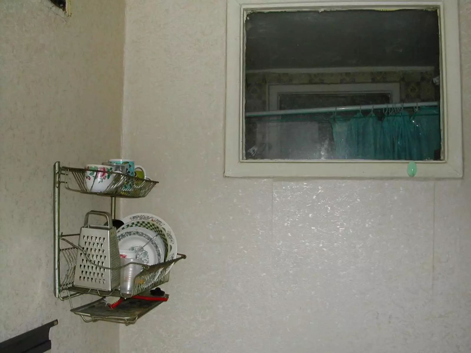 Vinduet mellem badeværelset og køkkenet i Khrushchev (57 billeder) for hvad der blev gjort før i gamle huse? Hvordan får man det og lukker det? 9492_14