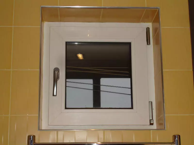Прозорецът между банята и кухнята в Хрушчов (57 снимки) за това, което е било направено преди в старите къщи? Как да го получите и да го затворите? 9492_17