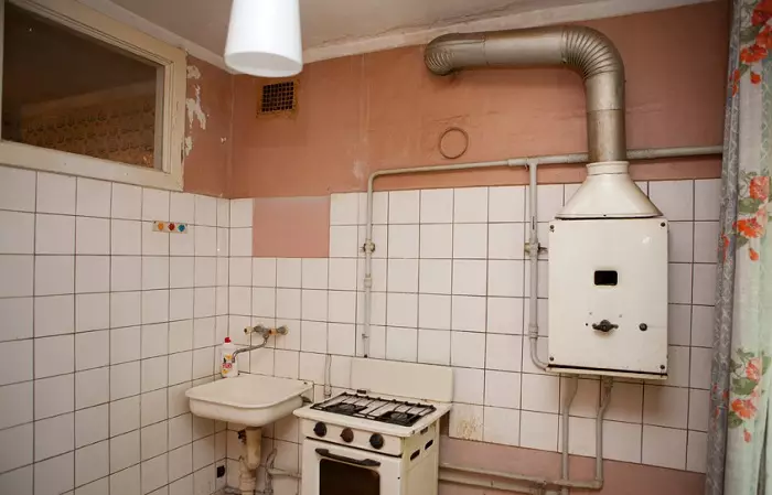 Vinduet mellom badet og kjøkkenet i Khrushchev (57 bilder) for hva som ble gjort før i gamle hus? Hvordan få det og lukke det? 9492_18