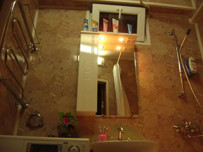 A xanela entre o baño ea cociña en Khrushchev (57 fotos) para o que se fixo antes en casas antigas? Como obtelo e pecha isto? 9492_28