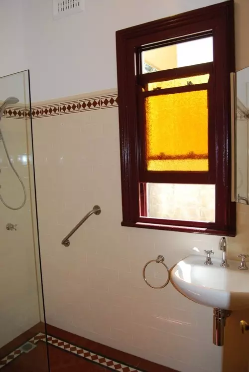 Dritarja midis banjës dhe kuzhinës në Hrushovi (57 foto) për atë që është bërë më parë në shtëpitë e vjetra? Si ta merrni atë dhe ta mbyllni? 9492_3