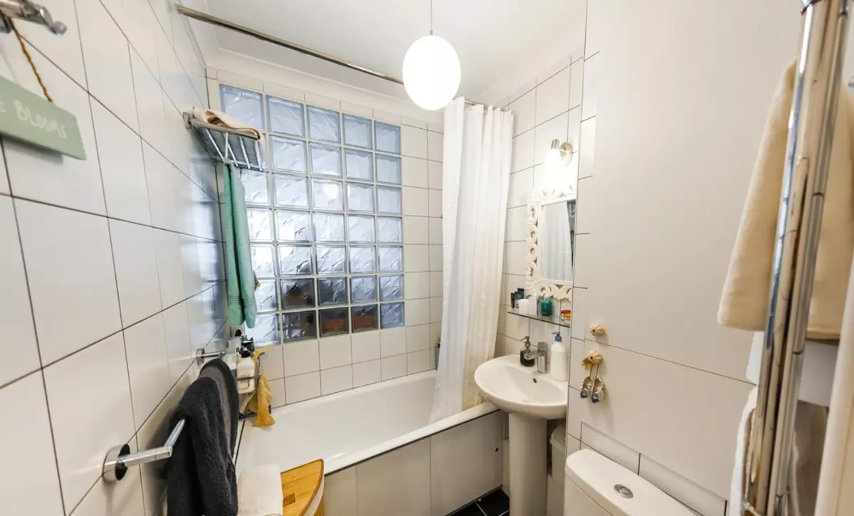 Прозор између купатила и кухиње у Хрушцхеву (57 фотографија) за оно што је учињено пре у старим кућама? Како је добити и затворити? 9492_42