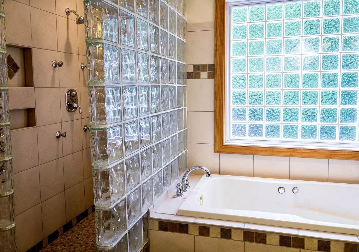 La fenêtre entre la salle de bain et la cuisine de Khrouchtchev (57 photos) pour ce qui a été fait avant dans de vieilles maisons? Comment l'obtenir et le fermer? 9492_43