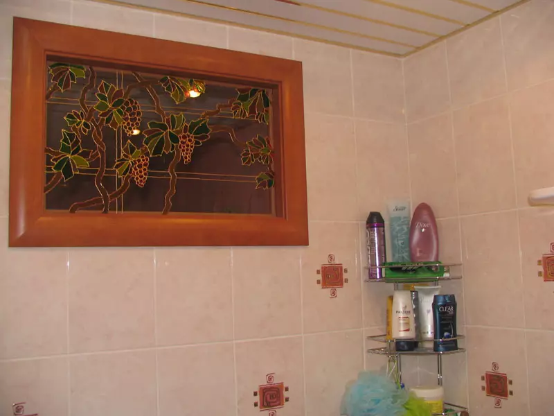 Прозор између купатила и кухиње у Хрушцхеву (57 фотографија) за оно што је учињено пре у старим кућама? Како је добити и затворити? 9492_51