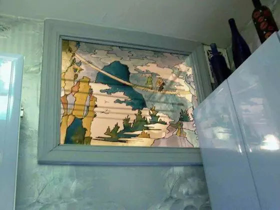 La fenêtre entre la salle de bain et la cuisine de Khrouchtchev (57 photos) pour ce qui a été fait avant dans de vieilles maisons? Comment l'obtenir et le fermer? 9492_55