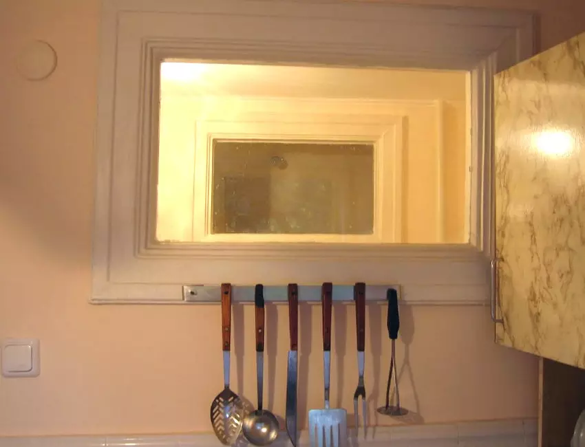 La fenêtre entre la salle de bain et la cuisine de Khrouchtchev (57 photos) pour ce qui a été fait avant dans de vieilles maisons? Comment l'obtenir et le fermer? 9492_7