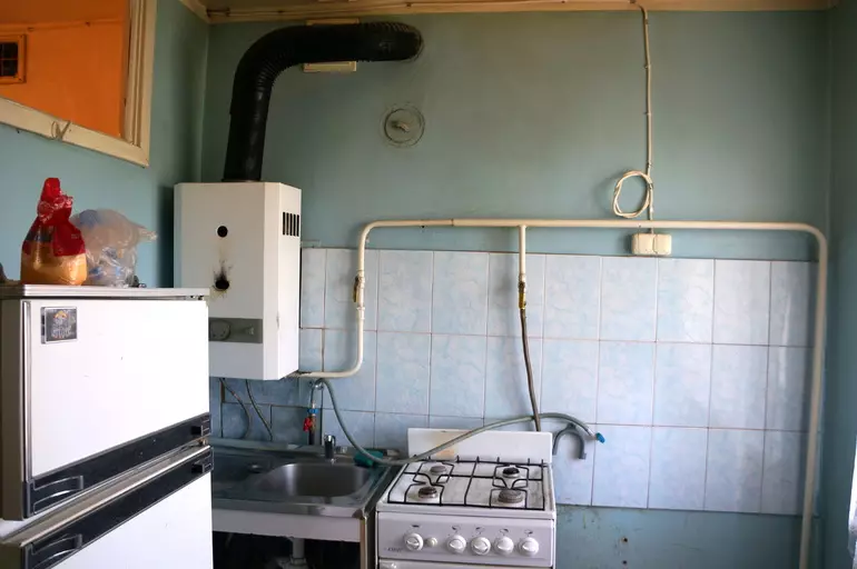 Vinduet mellom badet og kjøkkenet i Khrushchev (57 bilder) for hva som ble gjort før i gamle hus? Hvordan få det og lukke det? 9492_8