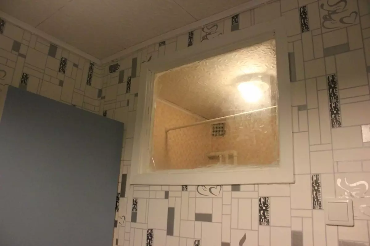 पुराने घरों में क्या किया गया था के लिए ख्रुश्चेव (57 फोटो) में बाथरूम और रसोई के बीच की खिड़की? इसे कैसे प्राप्त करें और इसे बंद करें? 9492_9
