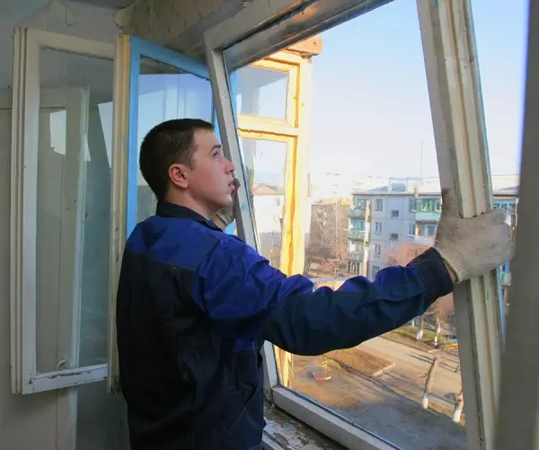 Keuken kombineare mei loggia (98 foto's): koördinaasje fan 'e feriening, kombinearje kitchen-wenkeamer en gewoane keuken mei loggia, ûntwerpopsjes 9493_19