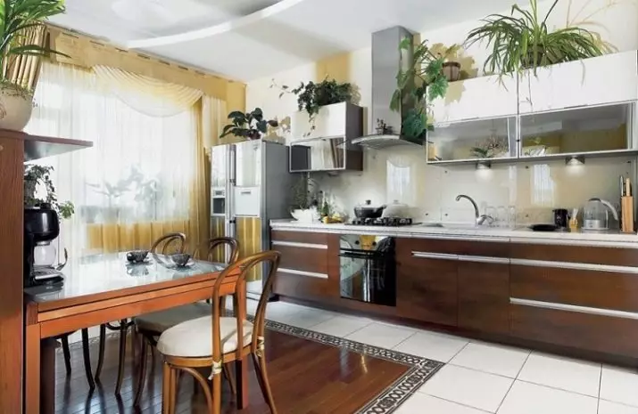 Virtuvė kartu su lodžija (98 nuotraukos): asociacijos koordinavimas, sujungti virtuvės svetainę ir įprastą virtuvę su lodžija, dizaino parinktys 9493_80