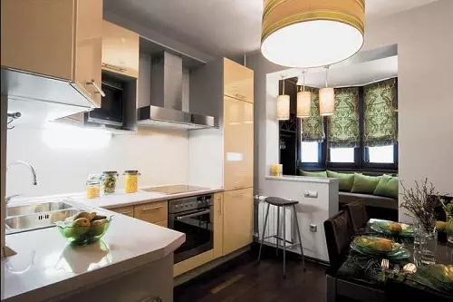 Virtuvė kartu su lodžija (98 nuotraukos): asociacijos koordinavimas, sujungti virtuvės svetainę ir įprastą virtuvę su lodžija, dizaino parinktys 9493_85