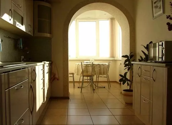 Virtuvė kartu su lodžija (98 nuotraukos): asociacijos koordinavimas, sujungti virtuvės svetainę ir įprastą virtuvę su lodžija, dizaino parinktys 9493_86
