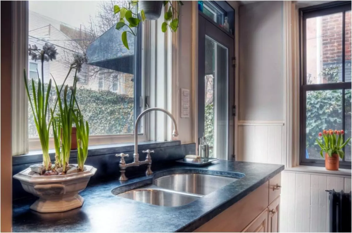 Dapur dengan mencuci di jendela (38 foto): Desain dapur dengan wastafel di jendela di jendela, pro dan kontra dapur dengan mesin cuci di dekat jendela. Contoh interior 9495_13