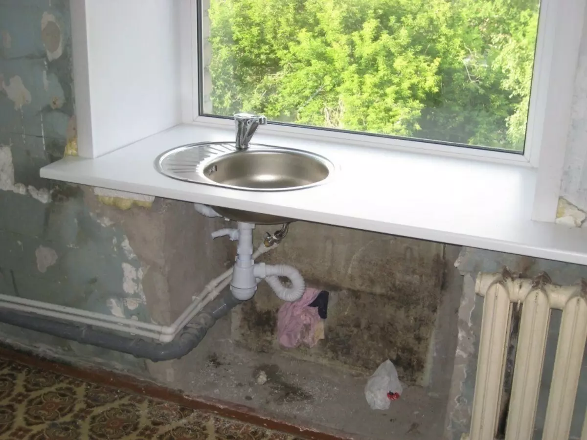 Kuhinje s pranjem na oknu (38 fotografijah): kuhinjska design z umivalnikom v okencu na oknu, prednosti in slabosti s podložkami v bližini okna. Primeri notranjosti 9495_18