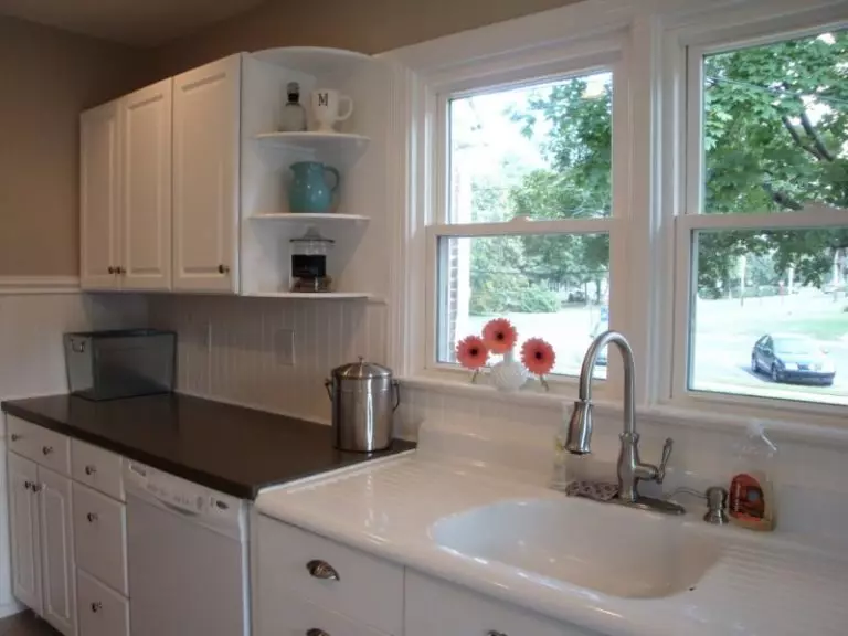 Dapur dengan mencuci di jendela (38 foto): Desain dapur dengan wastafel di jendela di jendela, pro dan kontra dapur dengan mesin cuci di dekat jendela. Contoh interior 9495_2