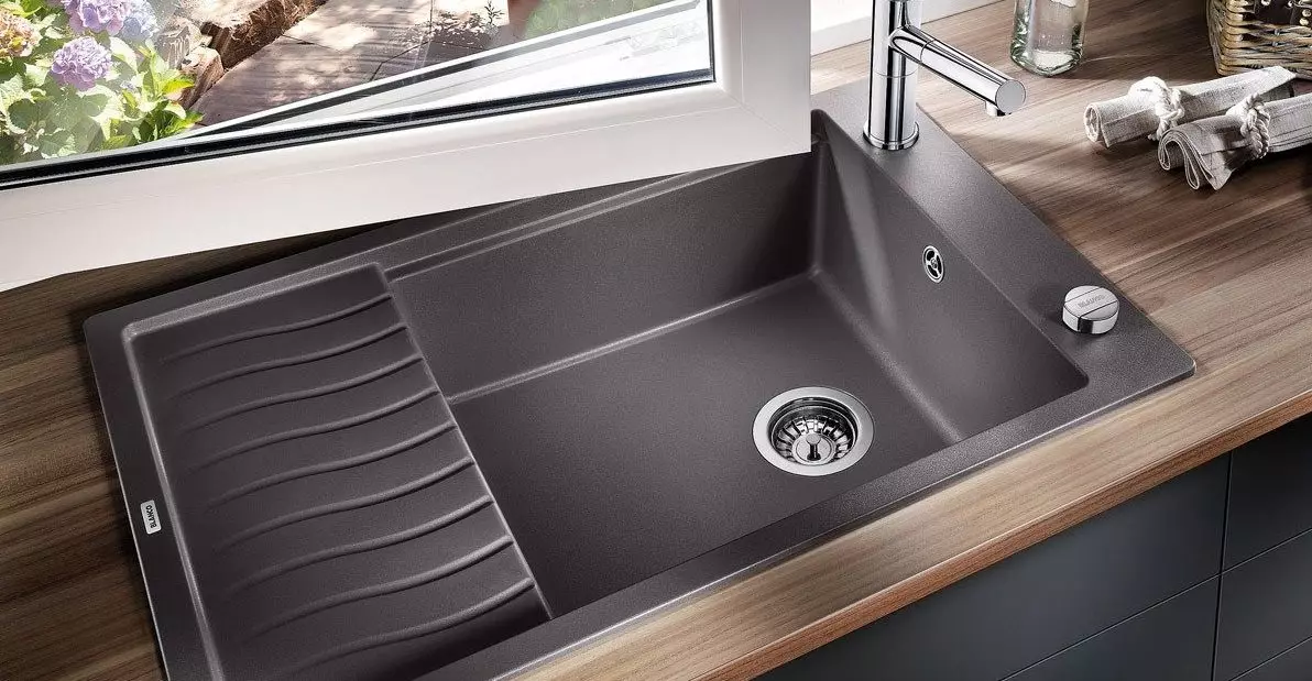 Kuhinje s pranjem na prozoru (38 fotografija): kuhinja dizajn s umivaonik u prozoru na prozoru, prednosti i kontra s perilicama u blizini prozora. Primjeri interijera 9495_26