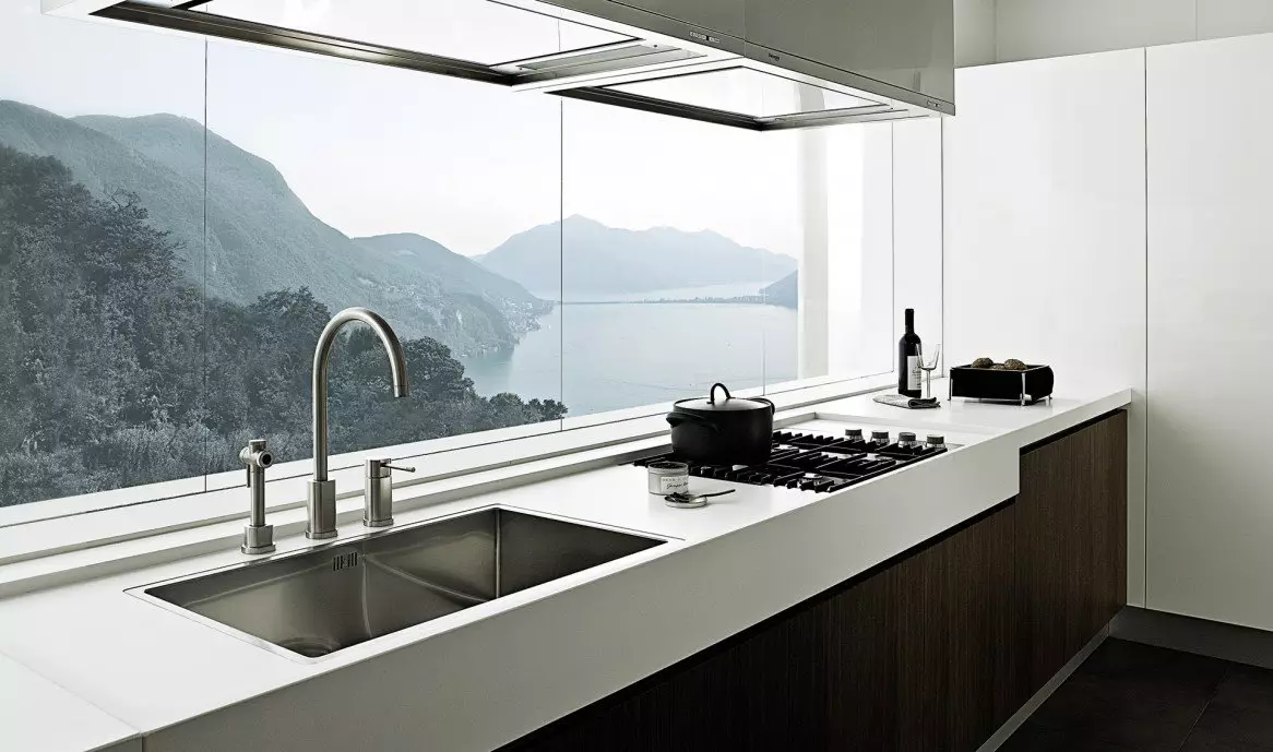 Kuchnie z praniem w oknie (38 zdjęć): projektowanie kuchni z umywalką w parapecie w oknie, zalety i minusy z podkładkami w pobliżu okna. Przykłady wnętrz 9495_27