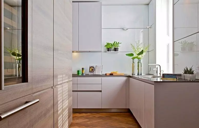 Kuchnie z praniem w oknie (38 zdjęć): projektowanie kuchni z umywalką w parapecie w oknie, zalety i minusy z podkładkami w pobliżu okna. Przykłady wnętrz 9495_28