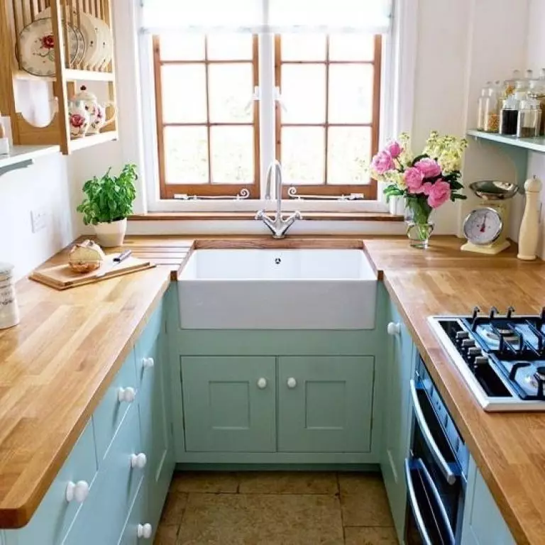 Cociñas con lavado na xanela (38 fotos): deseño de cociña con pía na xanela na xanela, pros e contras Cociñas con arruelas preto da xanela. Exemplos de interiores 9495_31