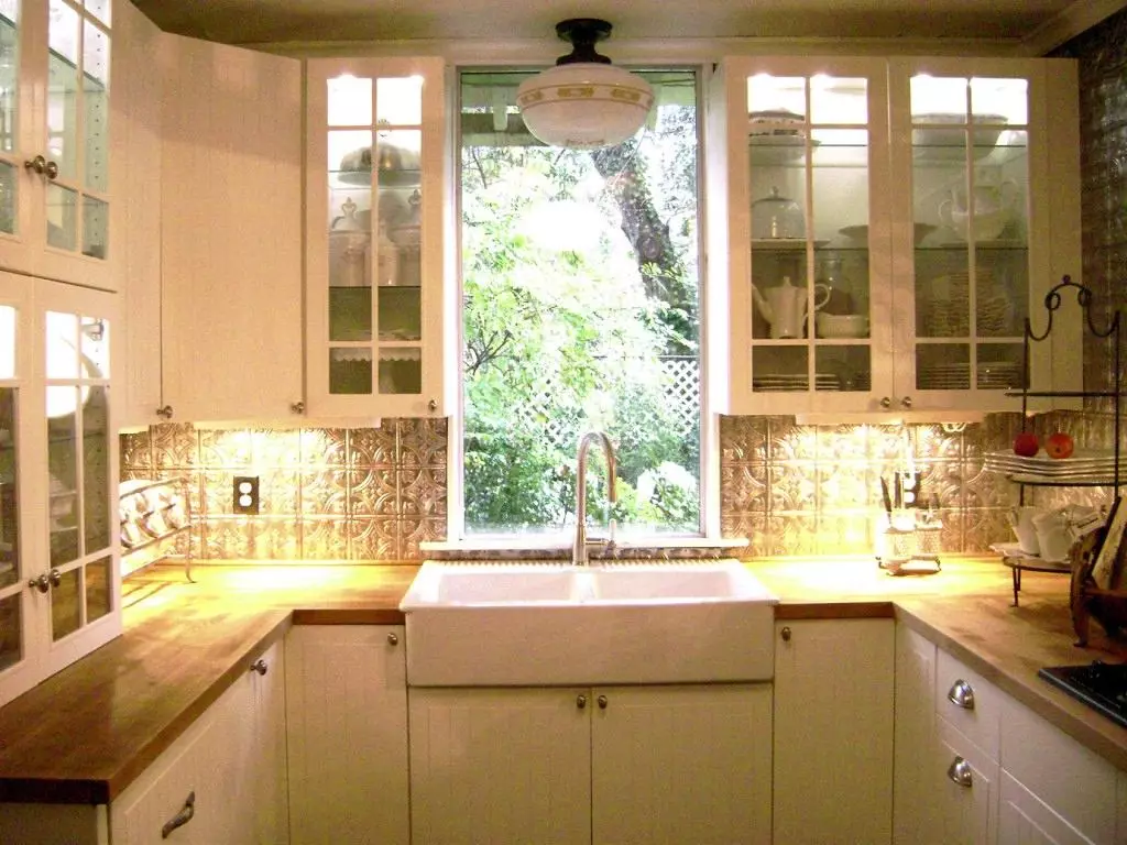 Cocinas con lavado en la ventana (38 fotos): Diseño de cocina con fregadero en el alféizar de la ventana, Pros y contras Cocinas con lavadoras cerca de la ventana. Ejemplos de interiores 9495_32
