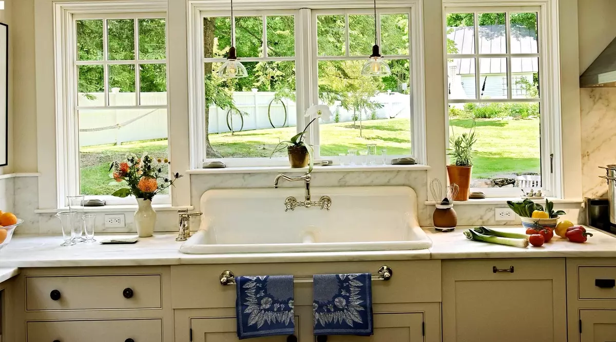 Dapur dengan mencuci di jendela (38 foto): Desain dapur dengan wastafel di jendela di jendela, pro dan kontra dapur dengan mesin cuci di dekat jendela. Contoh interior 9495_36