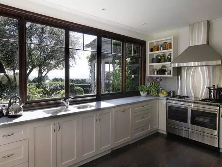 Nhà bếp với rửa tại cửa sổ (38 ảnh): Thiết kế nhà bếp với bồn rửa trong cửa sổ ở cửa sổ, ưu thế và khuyết điểm với nhà bếp với máy giặt gần cửa sổ. Ví dụ về nội thất 9495_37