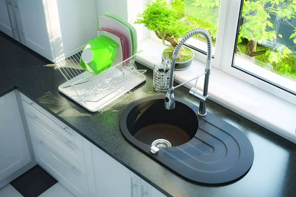 窓で洗っているキッチン（38枚の写真）：窓の近くの洗濯機が付いている窓の中の窓の中の流しのあるキッチンデザイン。インテリアの例 9495_38