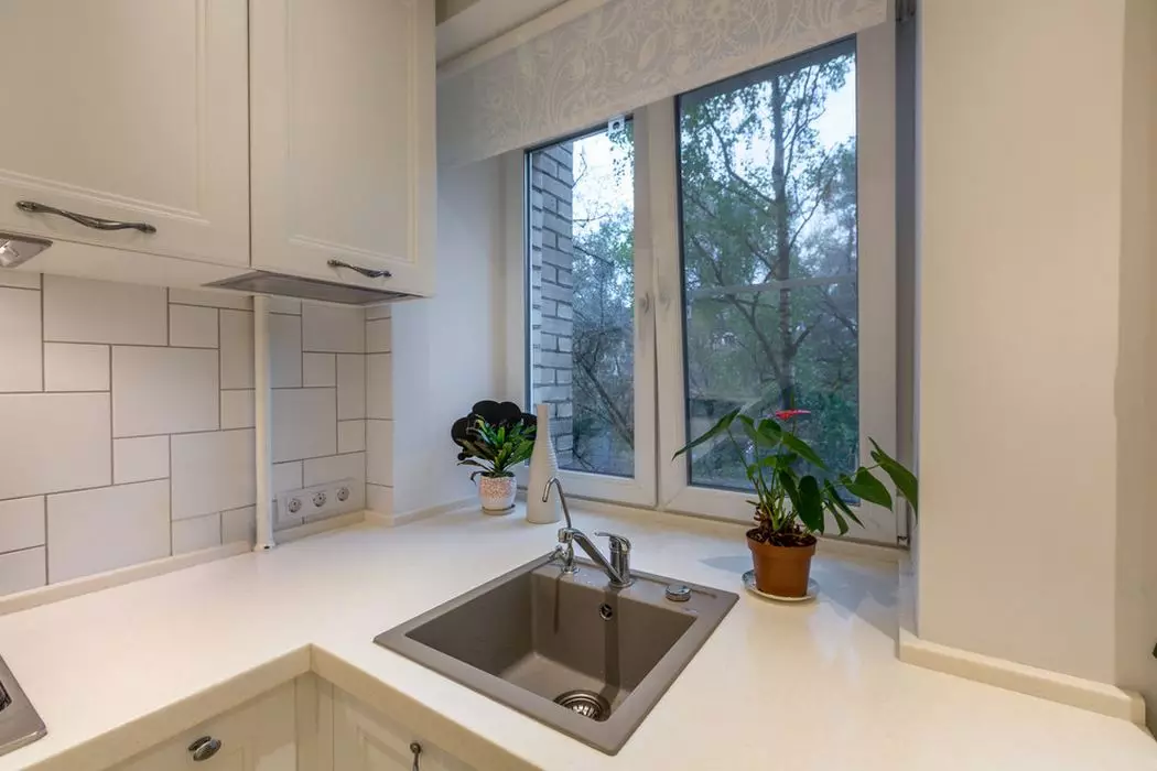 厨房用橱窗洗涤（38张）：窗台的厨房设计在窗台，优点和涉及窗户附近的垫圈。内部的例子 9495_4