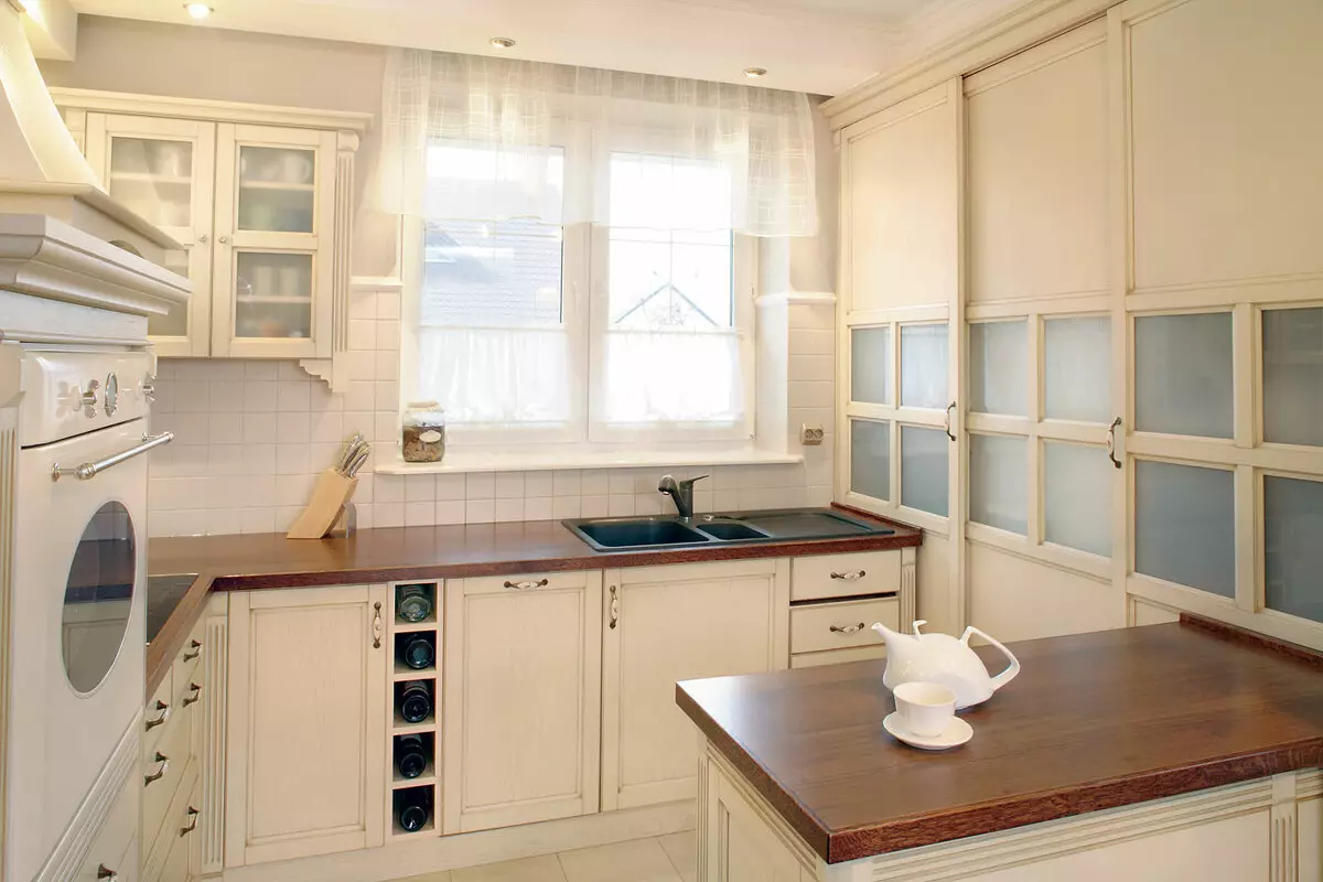 Кухни с измиване на прозореца (38 снимки): Кухня дизайн с мивка в перваза на прозореца, плюсовете и минусите кухни с шайби близо до прозореца. Примери за интериори 9495_7