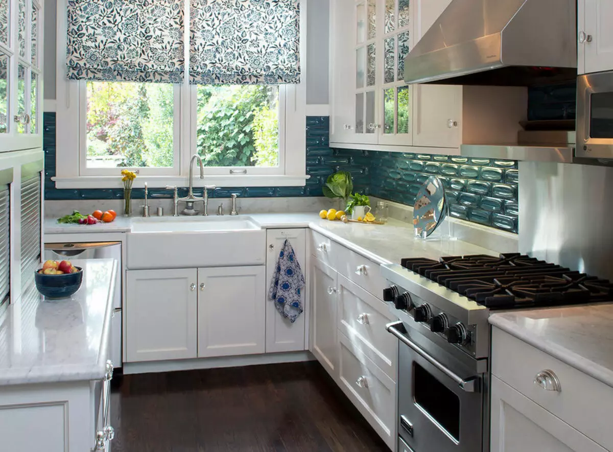 Dapur dengan basuh di tingkap (38 foto): reka bentuk dapur dengan sink di tingkap di tingkap, kebaikan dan keburukan dapur dengan pencuci berhampiran tingkap. Contoh dalaman 9495_8