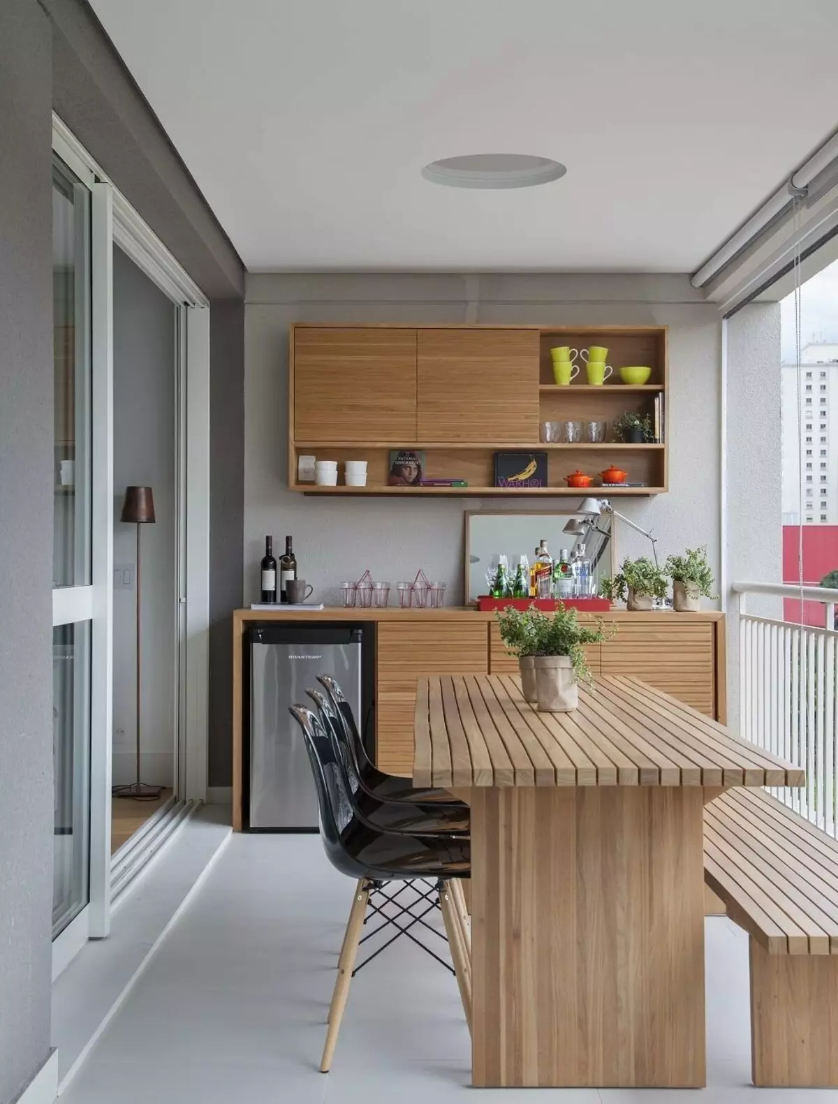 Дизайн балкона кухни фото. Кухня на лоджии. Интерьер маленькой кухни. Интерьер кухни с балконом. Кухня с обеденной зоной на лоджии.