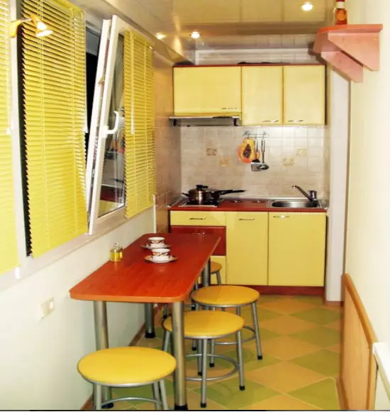 Dapur di loggia (58 gambar): Design Kitchen 3, 4, 6 meter persegi. m dan saiz lain. Bagaimana untuk membuat dapur di loggia dan memindahkannya dengan betul? 9501_3