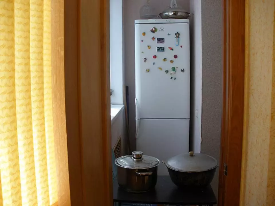 Dapur di loggia (58 gambar): Design Kitchen 3, 4, 6 meter persegi. m dan saiz lain. Bagaimana untuk membuat dapur di loggia dan memindahkannya dengan betul? 9501_43