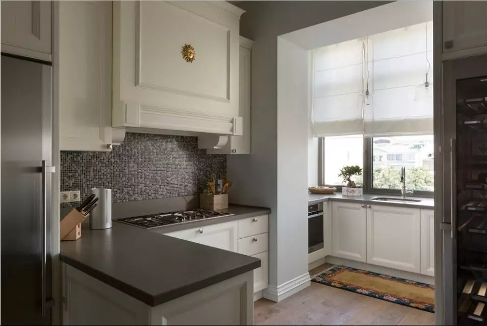 Kitchen konbine avèk yon balkon (76 foto): nou konbine kwizin nan ak yon balkon nan yon kay panèl. Design kwizin konbine avèk yon balkon ak ekspansyon li yo pa repare 9503_10