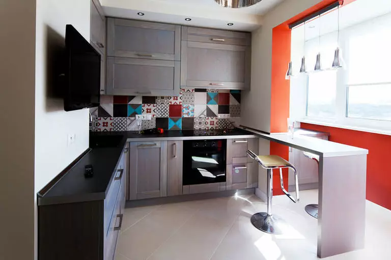 Kitchen konbine avèk yon balkon (76 foto): nou konbine kwizin nan ak yon balkon nan yon kay panèl. Design kwizin konbine avèk yon balkon ak ekspansyon li yo pa repare 9503_12