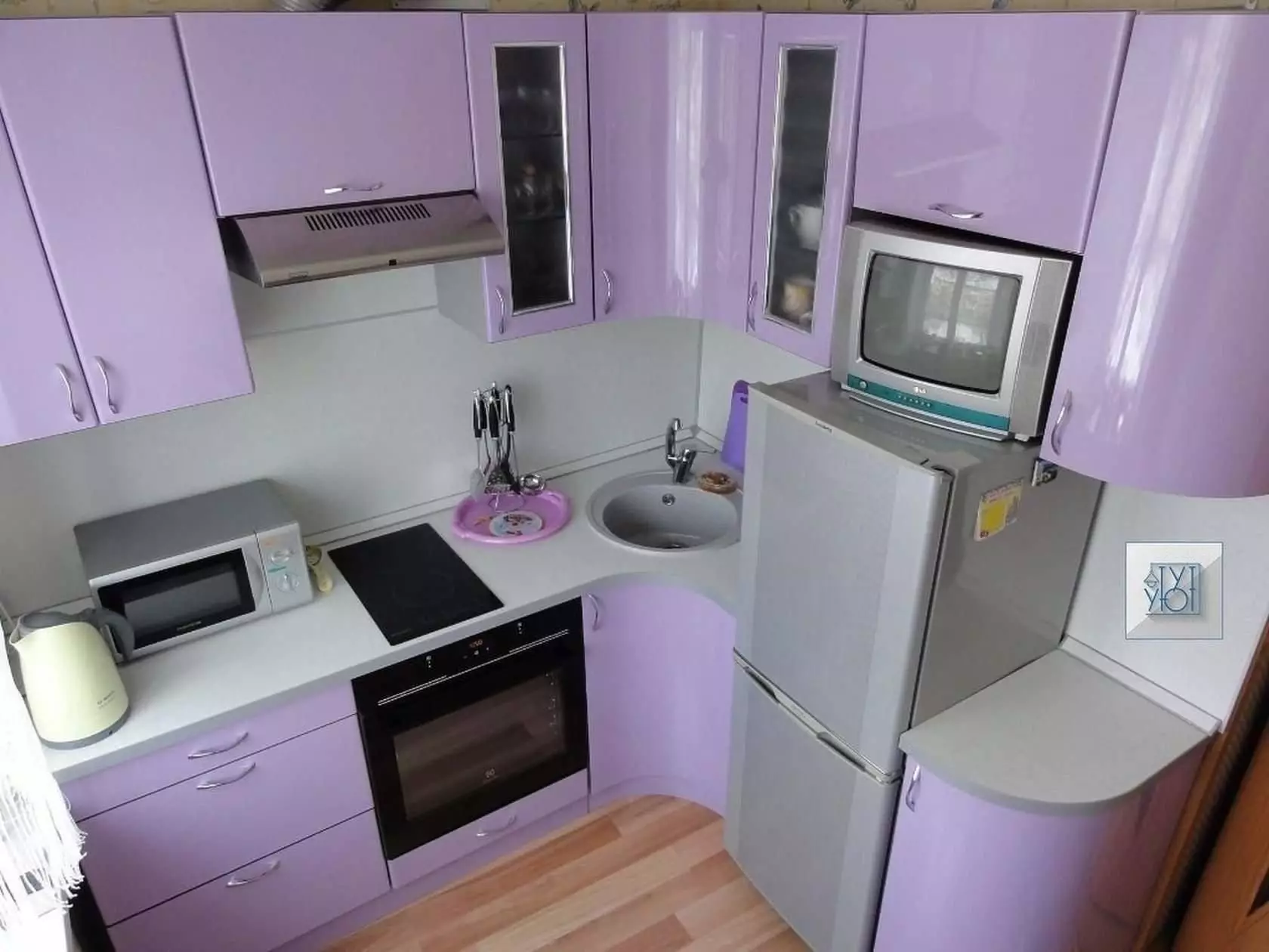 Design av lite kjøkken med kjøleskap (76 bilder): Hvor skal du sette et kjøleskap? Hjørne og innebygde kjøkkenhodetelefoner med kjøleskap i interiøret. Hvordan plasserer du det i rommet med et vindu? 9504_12