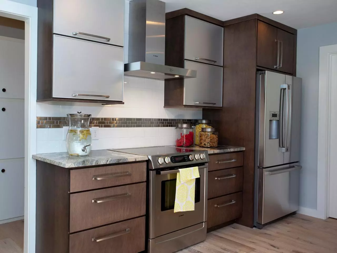 Desain dapur kecil dengan lemari es (76 foto): Di mana harus meletakkan kulkas? Pojok dan headset dapur built-in dengan kulkas di interior. Bagaimana cara menempatkannya di kamar dengan jendela? 9504_13
