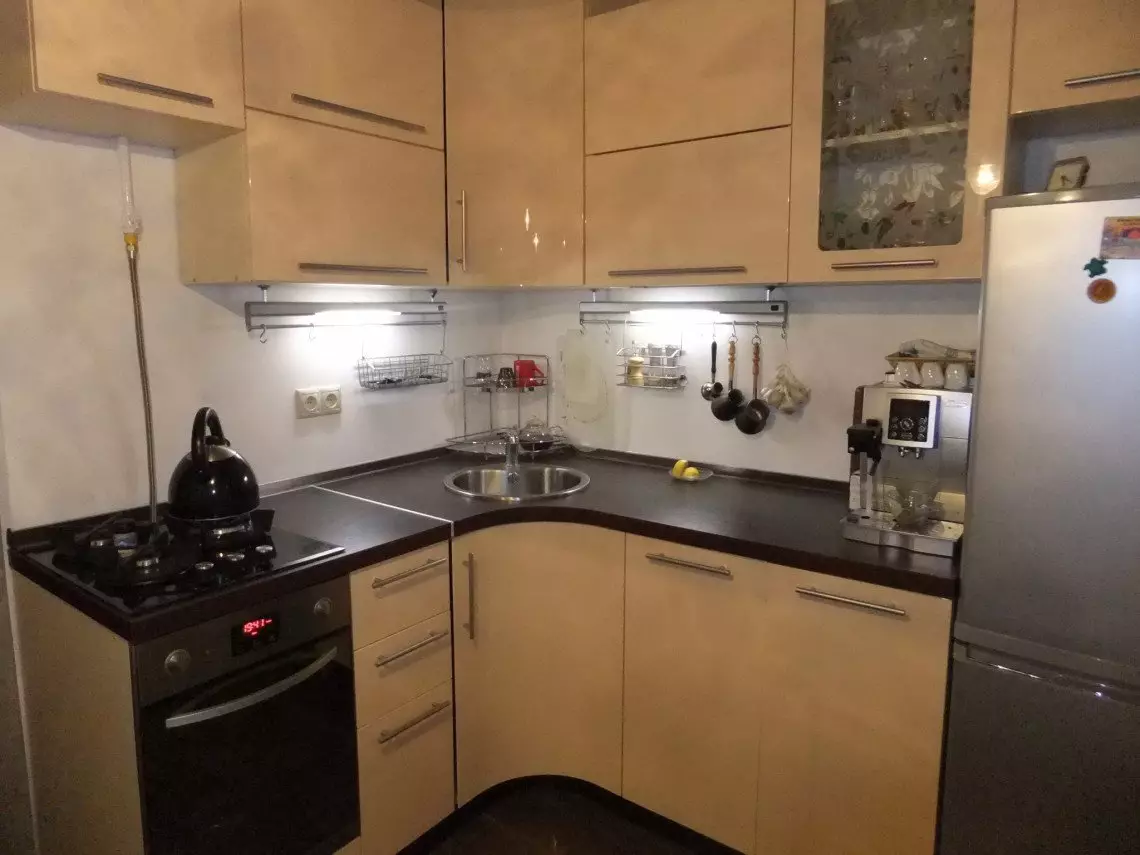 Дизајн мале кухиње са фрижидером (76 фотографија): Где да ставите фрижидер? Угао и уграђене кухињске слушалице са фрижидером у унутрашњости. Како га поставити у собу са прозором? 9504_19