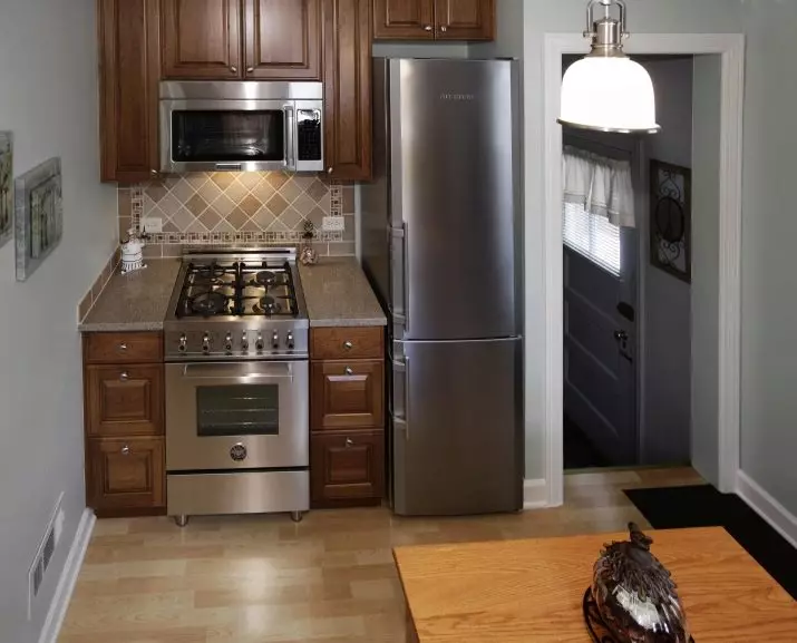 Dizajn malej kuchyne s chladničkou (76 fotografií): Kam naložiť chladničku? Rohové a vstavané kuchynské slúchadlá s chladničkou v interiéri. Ako ho umiestniť do miestnosti s oknom? 9504_2