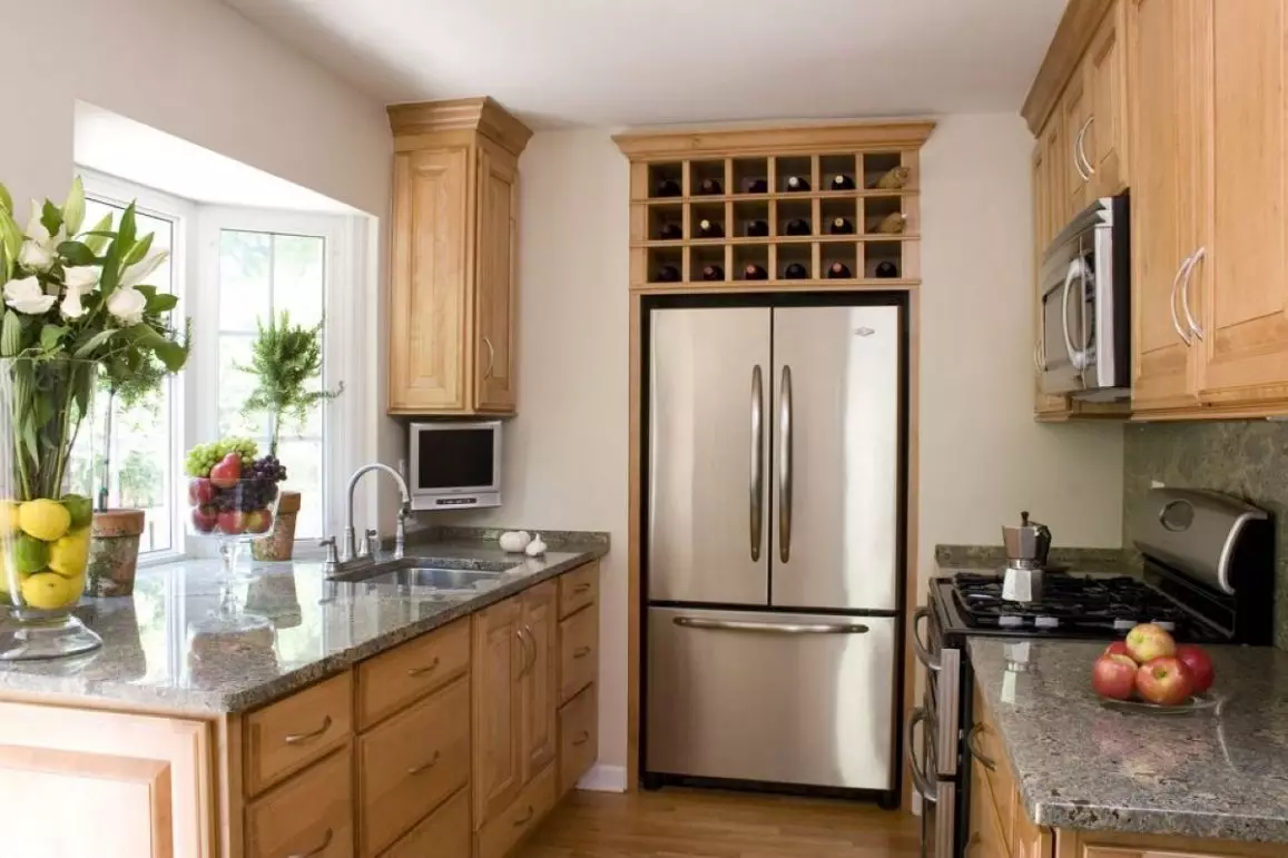 Diseño de cocina pequeña con refrigerador (76 fotos): ¿Dónde poner un refrigerador? Esquina y auriculares de cocina incorporados con refrigerador en el interior. ¿Cómo colocarlo en la habitación con una ventana? 9504_23