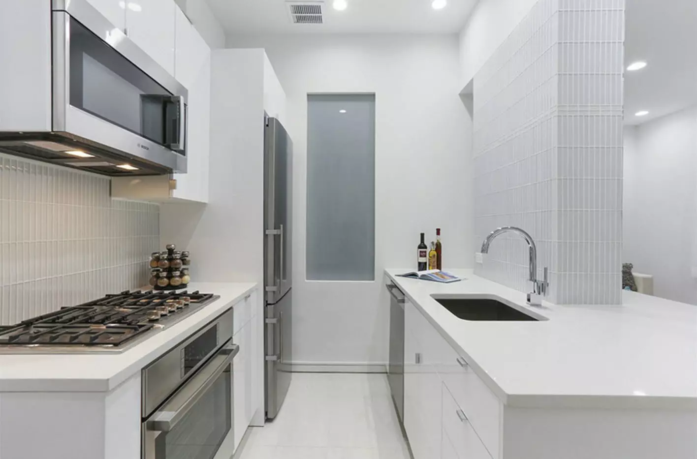 Design av lite kjøkken med kjøleskap (76 bilder): Hvor skal du sette et kjøleskap? Hjørne og innebygde kjøkkenhodetelefoner med kjøleskap i interiøret. Hvordan plasserer du det i rommet med et vindu? 9504_24