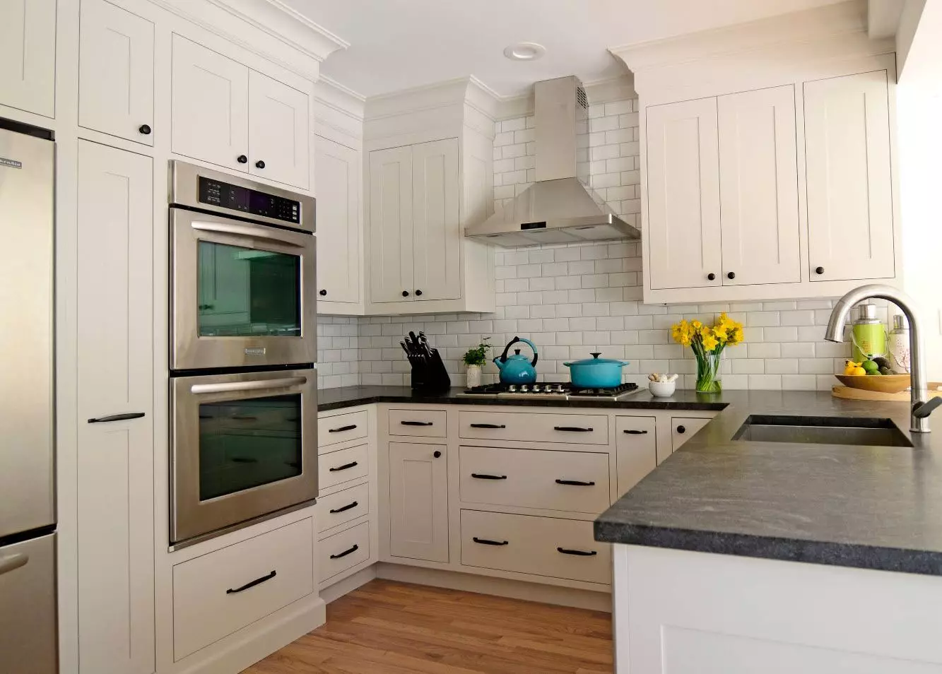 Design av lite kjøkken med kjøleskap (76 bilder): Hvor skal du sette et kjøleskap? Hjørne og innebygde kjøkkenhodetelefoner med kjøleskap i interiøret. Hvordan plasserer du det i rommet med et vindu? 9504_27