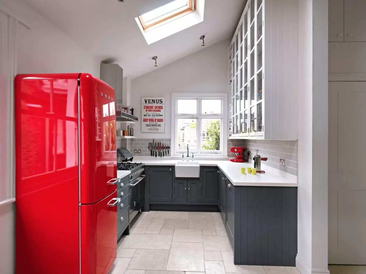 Dizajn malej kuchyne s chladničkou (76 fotografií): Kam naložiť chladničku? Rohové a vstavané kuchynské slúchadlá s chladničkou v interiéri. Ako ho umiestniť do miestnosti s oknom? 9504_28