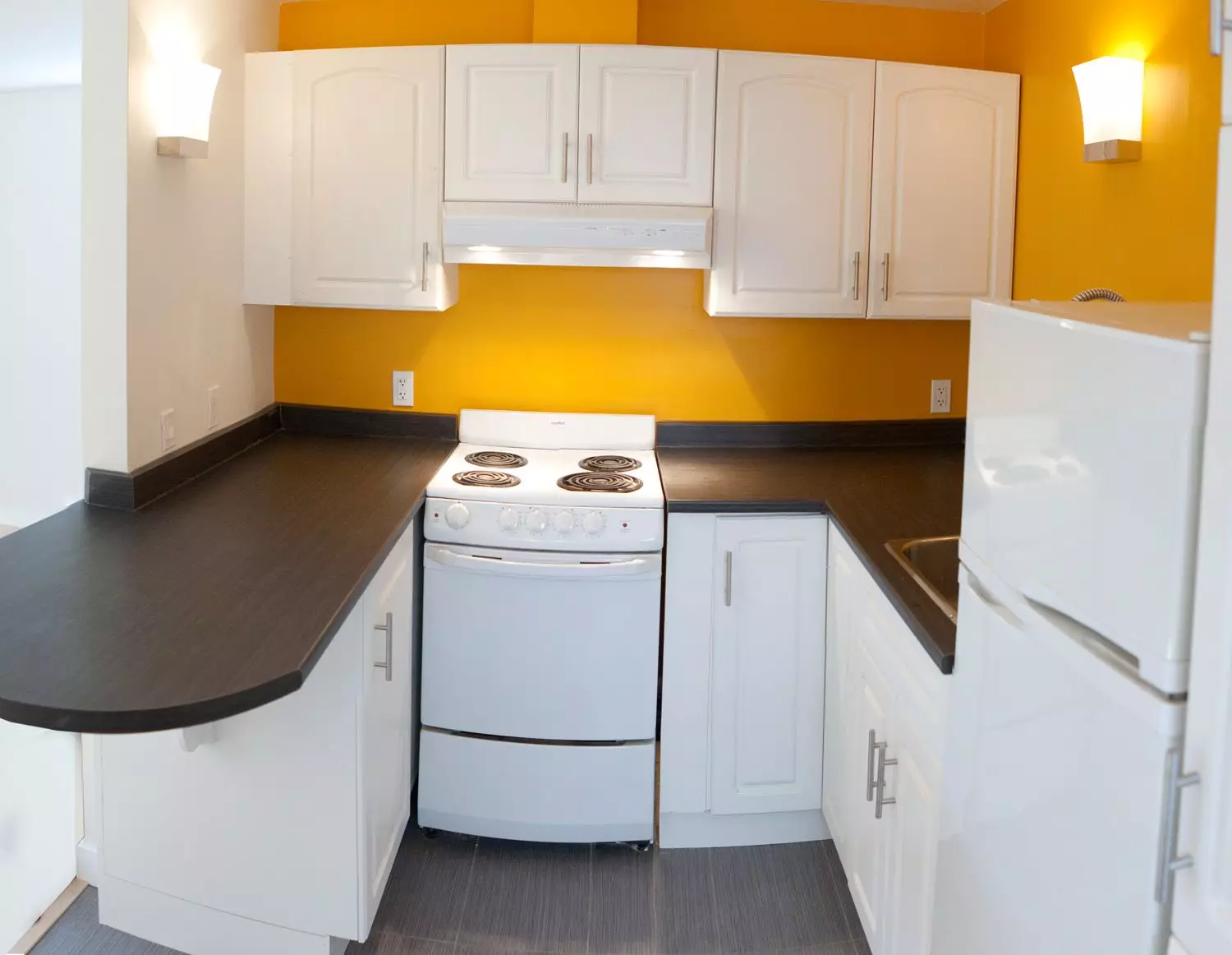 Дизајн мале кухиње са фрижидером (76 фотографија): Где да ставите фрижидер? Угао и уграђене кухињске слушалице са фрижидером у унутрашњости. Како га поставити у собу са прозором? 9504_29