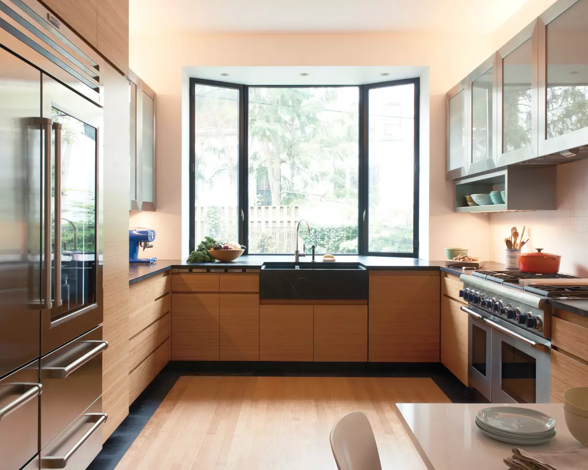 Diseño de cocina pequeña con refrigerador (76 fotos): ¿Dónde poner un refrigerador? Esquina y auriculares de cocina incorporados con refrigerador en el interior. ¿Cómo colocarlo en la habitación con una ventana? 9504_30