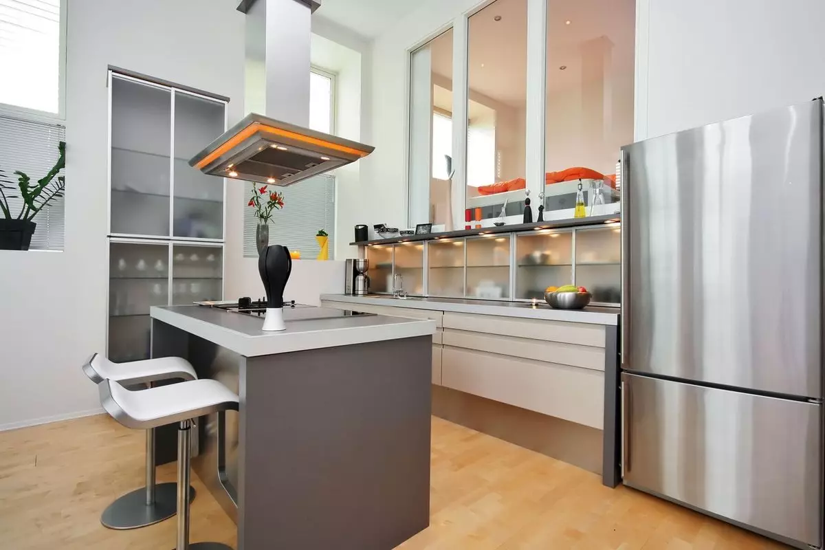 Design av lite kjøkken med kjøleskap (76 bilder): Hvor skal du sette et kjøleskap? Hjørne og innebygde kjøkkenhodetelefoner med kjøleskap i interiøret. Hvordan plasserer du det i rommet med et vindu? 9504_32