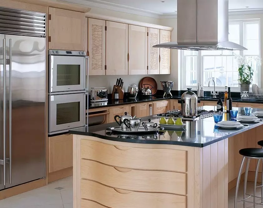 Desain dapur kecil dengan lemari es (76 foto): Di mana harus meletakkan kulkas? Pojok dan headset dapur built-in dengan kulkas di interior. Bagaimana cara menempatkannya di kamar dengan jendela? 9504_33