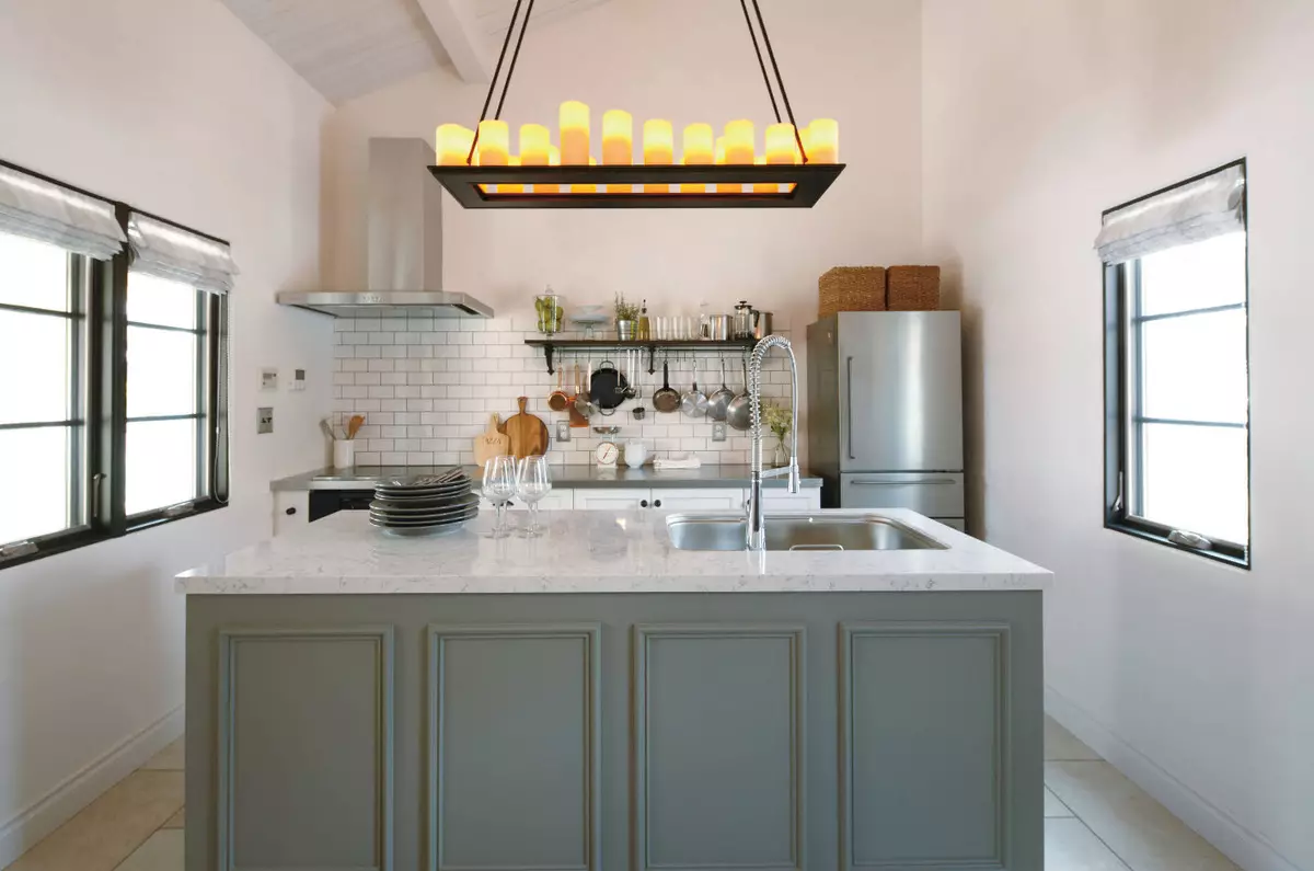 Дизајн мале кухиње са фрижидером (76 фотографија): Где да ставите фрижидер? Угао и уграђене кухињске слушалице са фрижидером у унутрашњости. Како га поставити у собу са прозором? 9504_34