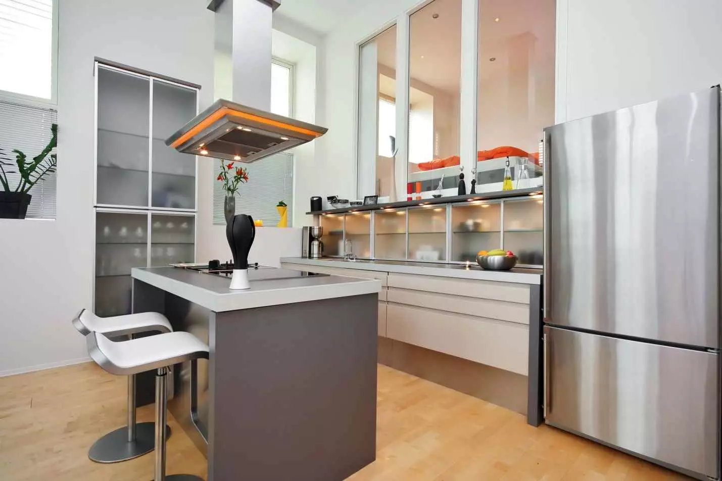 Design de bucătărie mică cu frigider (76 fotografii): Unde să puneți un frigider? Colțurile și căști de bucătărie încorporate cu frigider în interior. Cum să-l plasați în cameră cu o fereastră? 9504_35