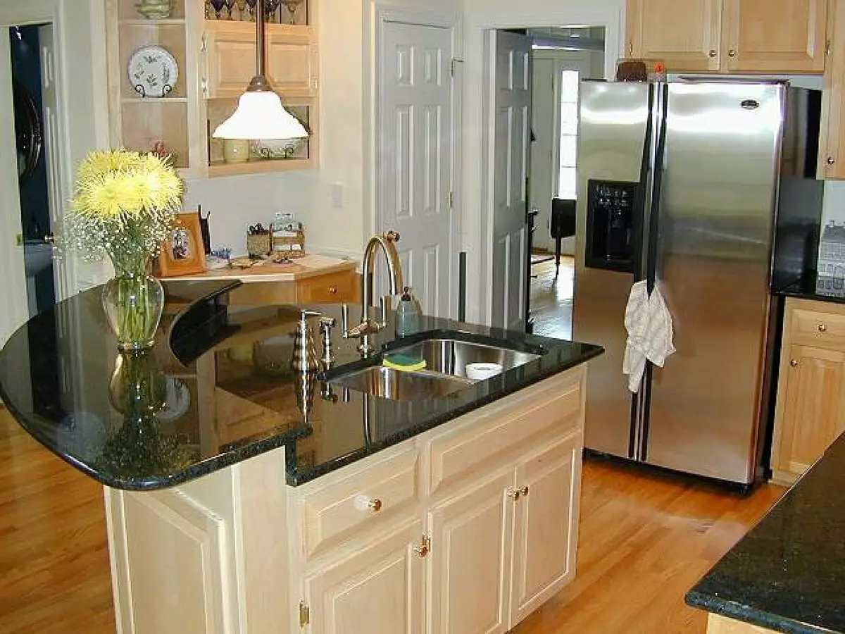 Design de bucătărie mică cu frigider (76 fotografii): Unde să puneți un frigider? Colțurile și căști de bucătărie încorporate cu frigider în interior. Cum să-l plasați în cameră cu o fereastră? 9504_36